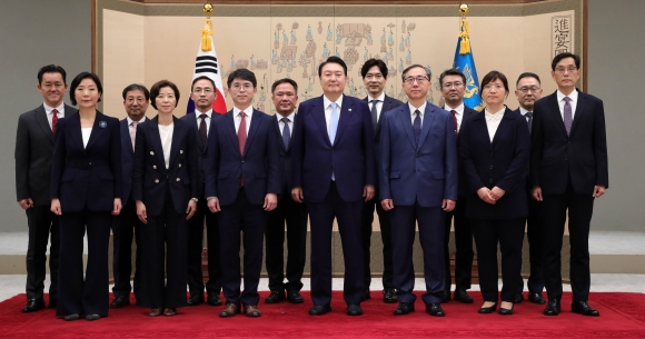 윤석열 대통령, 김완섭·조성경·장미란 등 신임 차관에게 임명장 수여 - 윤석열 대통령이 3일 서울 용산 대통령실 청사에서 김완섭 기획재정부 2차관, 조성경 과기정통부 1차관, 장미란 문화체육관광부 2차관 등 신임 차관들에게 임명장을 수여한 뒤 기념촬영을 하고 있다. 연합뉴스