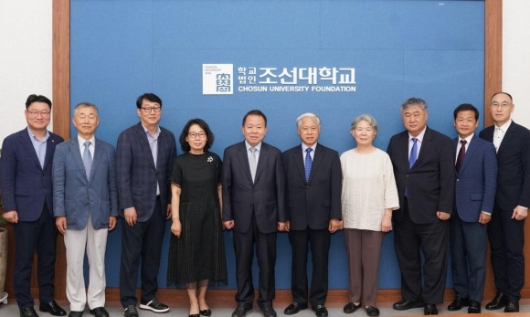 학교법인조선대학교는 3일 제4기 첫 이사회를 열고 김 전 헌법재판관을 제21대 이사장으로 선출했다.