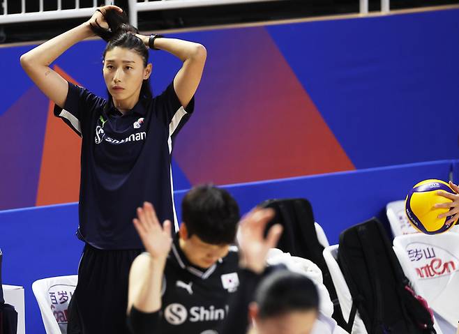 29일 경기도 서수원칠보체육관에서 열린 2023 국제배구연맹(FIVB) 발리볼네이션스리그(VNL) 한국과 도미니카공화국의 경기. 한국 김연경 어드바이저가 훈련을 지켜보고 있다. 2023.6.29 연합뉴스