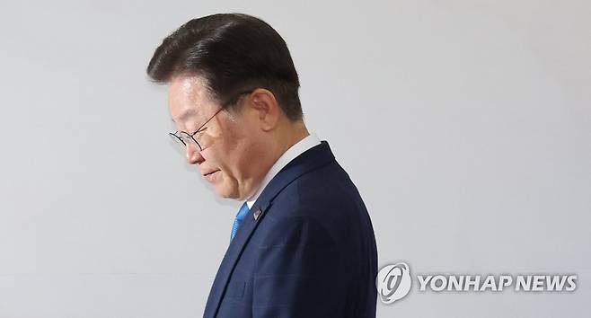 회의 참석하는 이재명 대표 (서울=연합뉴스) 한상균 기자 = 민주당 이재명 대표가 3일 국회 당 사무실에서 열린 최고위원회의에 참석하고 있다. 2023.7.3 xyz@yna.co.kr