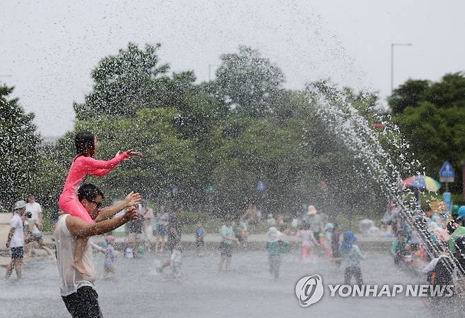 무더위가 기다려지는 이유 (서울=연합뉴스) 신준희 기자 = 무더운 날씨가 이어진 2일 오후 여의도 한강공원 물놀이장을 찾은 어린이가 아빠 등에 올라타 더위를 식히고 있다. 2023.7.2 hama@yna.co.kr