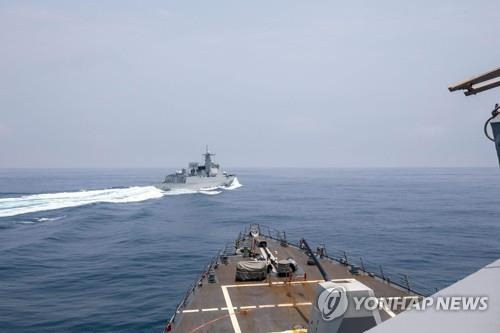 미군 구축함 앞 지나가는 중국군 구축함 [미 해군 제공. AFP 연합뉴스 자료사진. 재판매 및 DB 금지]