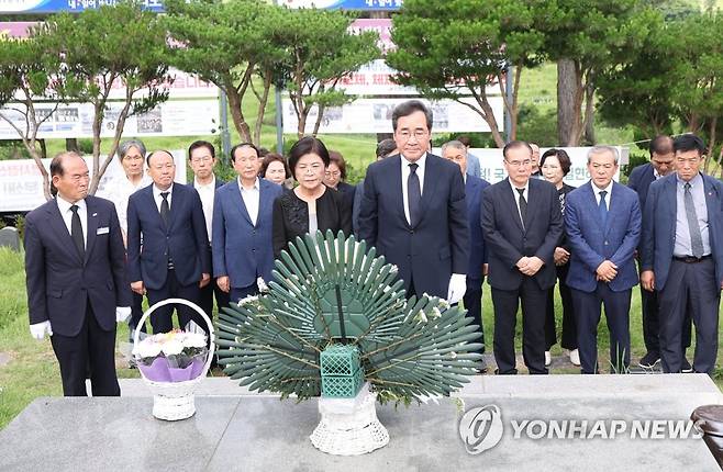 이낙연, 민족민주열사 묘역 참배 (광주=연합뉴스) 천정인 기자 = 더불어민주당 이낙연 전 대표가 2일 오전 광주 북구 민족민주열사묘역(옛 망월묘역)을 참배하고 있다. 2023.7.2 iny@yna.co.kr