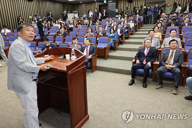 국민의힘 의원 대상으로 강연하는 민경우 대안연대 공동대표 (서울=연합뉴스) 이정훈 기자 = 민경우 대안연대 공동대표가 3일 오후 국회에서 열린 국민의힘 의원총회에서 괴담·선동의 유포 경로와 이에 대한 대응 전략에 대해 강연하고 있다.
    민 공동대표는 이적단체인 조국통일범민족연합 사무처장 출신으로, '광우병 사태' 이후 사상 전향을 선언하고 주사파와 운동권을 비판하는 시민사회 활동을 해왔다. 2023.7.3 uwg806@yna.co.kr