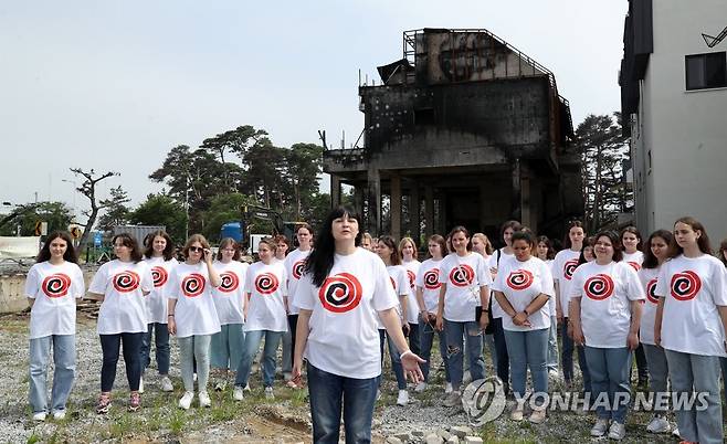 산불의 아픔을 공유합니다 (강릉=연합뉴스) 유형재 기자 = 강원 강릉에서 열리는 2023 강릉 세계합창대회에 참가한 우크라이나 보그닉 소녀합창단이 3일 오후 지난 4월 발생한 대형산불로 불에 탄 경포의 한 펜션 앞에서 공연하며 희망의 메시지를 전하고 있다. 2023.7.3 yoo21@yna.co.kr