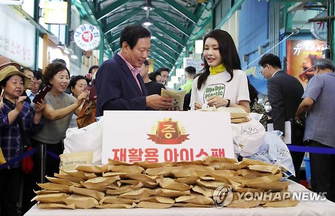 재사용 아이스팩 전달하는 김건희 여사 (강릉=연합뉴스) 임헌정 기자 = 김건희 여사가 3일 오후 강원도 강릉시 중앙·성남시장을 방문해 재사용 아이스팩을 최영철 상인회장에게 전달하고 있다. 2023.7.3 [대통령실통신사진기자단] kane@yna.co.kr