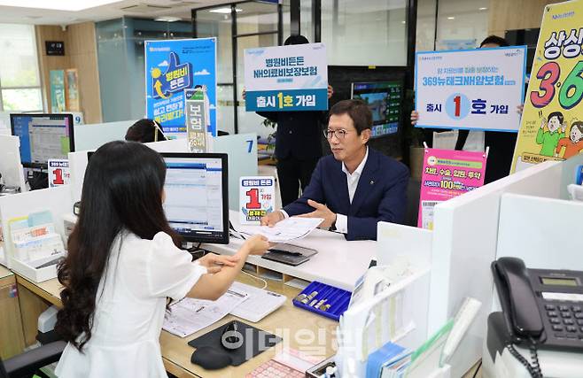 윤해진 NH농협생명 대표가 3일 경기도 포천시 소흘농협에서 보장성보험 신상품 2종을 가입하고 있다. (사진=농협생명)