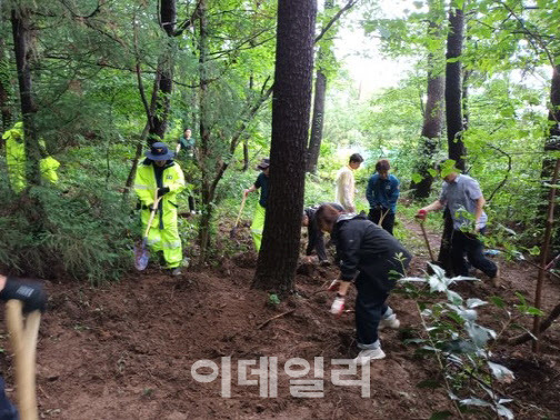 지난달 30일 경남경찰청이 생후 5일 된 아이를 살해해 유기했다고 한 친모 진술을 토대로 경남 거제시 야산 인근에서 아이 시신을 찾고 있다.(사진=경남경찰청)