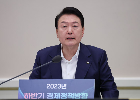 윤석열 대통령이 4일 청와대 영빈관에서 열린 2023년 하반기 경제정책 방향에 관한 제18차 비상경제민생회의에서 발언하고 있다.(사진=연합뉴스)