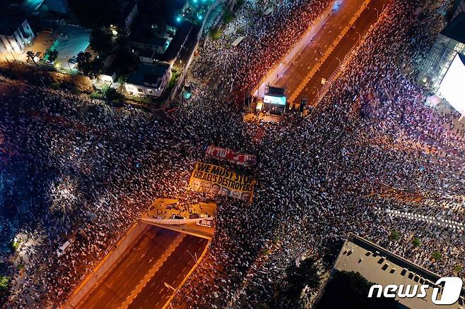 1일 (현지시간) 이스라엘 텔아비브에서 정부의 사법 개편안에 반대하는 시민들이 거리를 메운 채 시위를 하고 있다. 2023.7.2 ⓒ AFP=뉴스1 ⓒ News1 우동명 기자