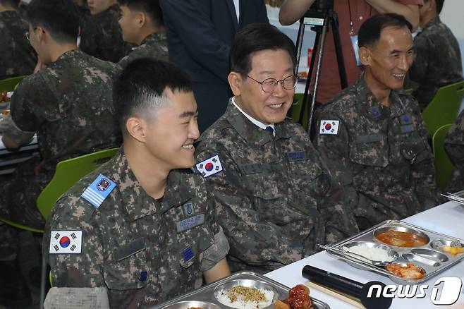 이재명 더불어민주당 대표가 23일 강원 강릉시 공군 제18전투비행단 병사식당에서 장병들과 식사하며 대화를 나누고 있다. 2023.6.23/뉴스1 ⓒ News1 황기선 기자