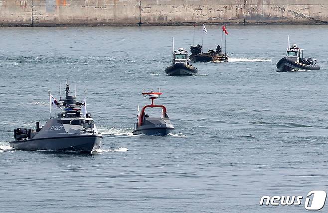 8일 오후 부산 남구 해군작전사령부 부산작전기지에서 해양 유·무인 복합전투체계 '네이비 씨 고스트'(Navy Sea GHOST)를 적용한 상륙작전 시연이 진행되고 있다.2023.6.8/뉴스1 ⓒ News1 윤일지 기자