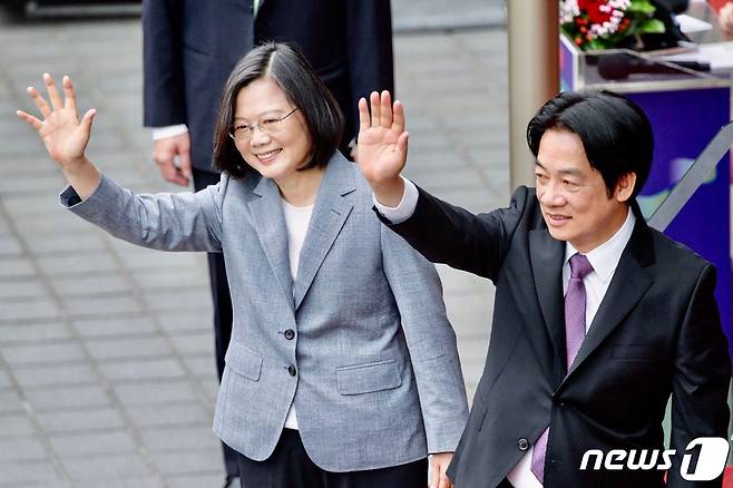 차이잉원 대만 총통이 2020년 타이베이에서 라이칭더 부총통과 손을 흔들고 있다. ⓒ AFP=뉴스1 ⓒ News1 우동명 기자