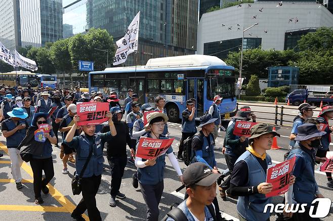 민주노총 서비스연맹 특수고용노동자들이 3일 오후 서울 세종대로 동화면세점 앞에서 특수고용노동자 임금인상, 노조법 2,3조 개정, 윤석열 정권 퇴진 등을 촉구하며 서울고용노동청 방면으로 행진하고 있다. 2023.7.3/뉴스1 ⓒ News1 이승배 기자