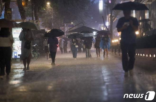 서울 지역에 호우주의보가 내려진 4일 서울 시내 한거리에서 우산을 쓴 시민들이 길을 지나고 있다. 2023.7.4/뉴스1 ⓒ News1 김도우 기자