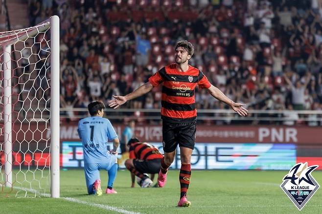 포항 공격수 제카가 2일 수원FC전에서 득점 후 환호하고 있다. 제공 | 한국프로축구연맹