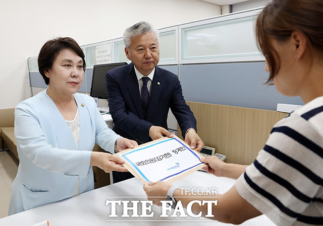 정춘숙 더불어민주당 정책수석부대표(왼쪽)와 홍성국 원내대변인이 4일 오전 서울 여의도 국회에서 김기현 국민의힘 대표 징계안을 의안과에 제출하고 있다. /국회=남용희 기자