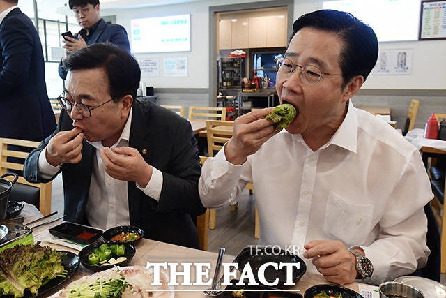 국회 교육위원회 소속 서병수 국민의힘 의원(왼쪽)과 이태규 의원이 4일 오후 서울 동작구 노량진수산시장을 방문해 수산물 오찬을 갖고 있다./서예원 인턴기자