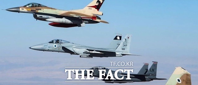 이스라엘 공군의 F-16(위)와 F-15 전투기가 비행하고 있다./이스라엘공군