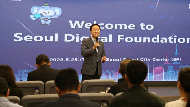 강요식 이사장이 지난달 재단 스마트시티 시설을 방문한 외국인들에게 서울시의 스마트시티 정책을 설명하고 있다.