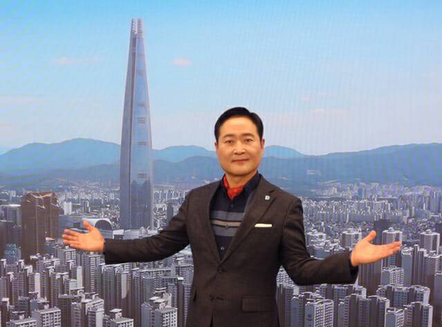 디지털문맹 퇴치에 앞장서고 있는 강요식 이사장이 서울시와 재단의 디지털격차 해소를 설명하고 있다(사진=서울디지털재단)