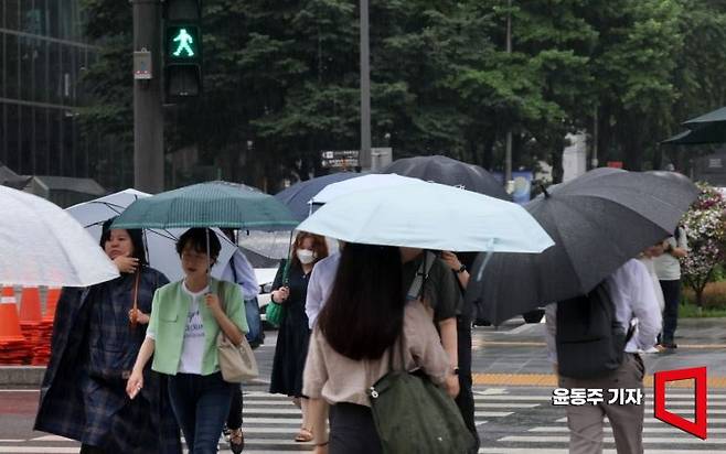 장마전선이 북상하면서 서울 등 수도권에도 장맛비가 내리기 시작한 26일 서울 광화문광장을 지나는 시민들이 우산을 쓴 체 발걸음을 서두르고 있다. 사진=윤동주 기자 doso7@