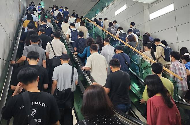 4일 오전 7시 50분쯤 서울 강서구 김포공항역에서 내린 김포골드라인 승객들이 환승 게이트로 이동하는 모습./김민소 기자