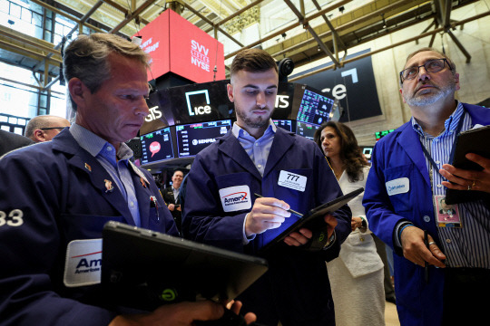 Traders work on the floor of the New York Stock Exchange (NYSE) in New York City, U.S., June 29, 2023.  REUTERS/Brendan McDermid