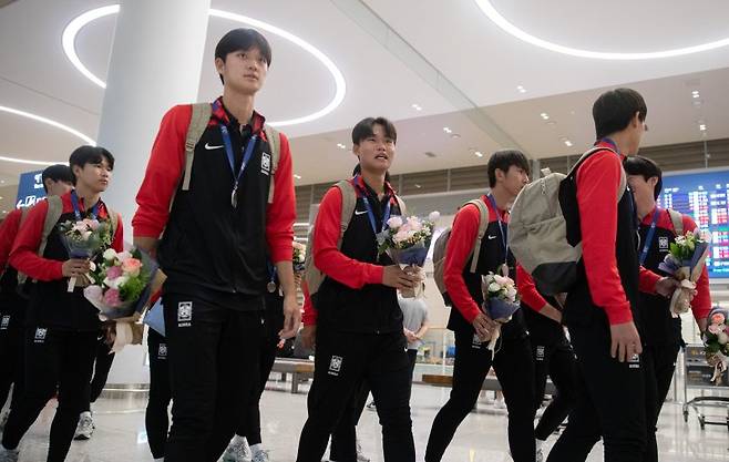 (인천공항=뉴스1) 이재명 기자 = 아시아축구연맹(AFC) U-17 아시안컵에서 준우승을 차지한 대한민국 축구 대표팀 선수들이 4일 오전 인천국제공항을 통해 귀국하고 있다. 2023.7.4/뉴스1 /사진=뉴스1화상