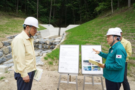 남성현 산림청장,횡성 산사태 피해 복구지 현장 점검