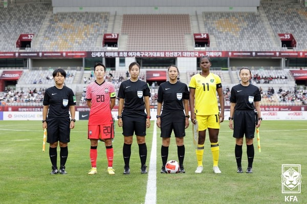 오현정 심판(가운데 왼쪽). 대한축구협회 제공