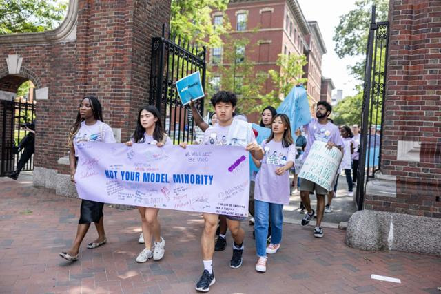 1일 미국 매사추세츠주 케임브리지 하버드대 캠퍼스에서 시위대가 미국 연방대법원의 '소수인종 우대 입학' 위헌 결정에 항의하고 있다. 케임브리지=AFP 연합뉴스