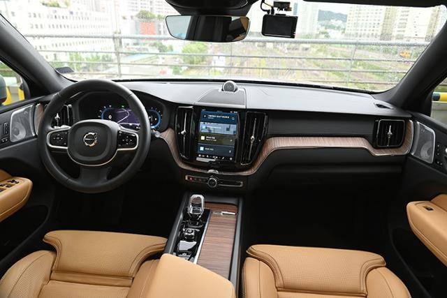 볼보 XC60 B6 AWD 얼티메이트 브라이트