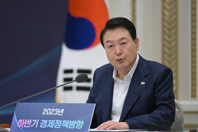 윤석열 대통령이 4일 청와대 영빈관에서 2023년 하반기 경제정책방향에 관한 제18차 비상경제민생회의를 주재하고 있다. 대통령실 제공