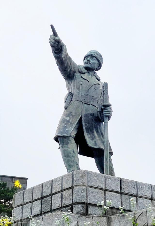 홍성 읍내 중심가에 김좌진 장군 동상이 세워져 있다.