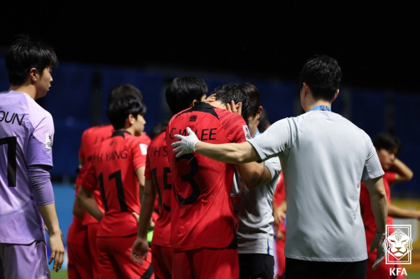 U-17 축구대표팀이 지난 2일 태국 빠툼타니 스타디움에서 열린 일본과의 AFC U-17 아시안컵 결승전에서 패배한 뒤 아쉬워하고 있다. 사진=대한축구협회