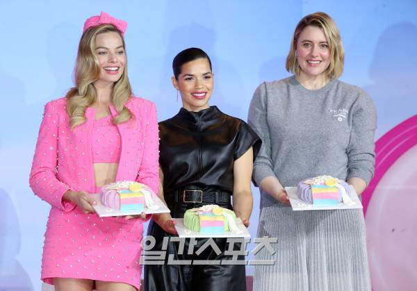 <핫포토> 배우 마고 로비-아메리카 페레라-그레타 거윅 감독이 3일 오전 서울 종로구 포시즌스 호텔에서 열린 영화 ‘바비’ 프레스 컨퍼런스를 마친뒤 떡케익 선물을 받고 기뻐하고있다. 영화 '바비'는 원하는 무엇이든 될 수 있는 바비랜드에서 살아가던 바비가 현실 세계와 이어진 포털의 균열을 발견하게 되고, 이를 해결하기 위해 켄과 예기치 못한 여정을 떠나면서 펼쳐지는 이야기를 그린 작품이다. 그레타 거윅 감독, 마고 로비, 라이언 고슬링 주연. 정시종 기자 capa@edaily.co.kr /2023.07.02.