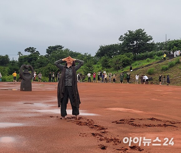 양복만 대한민국맨발학교 제주지회장이 맨발걷기 전 반드시 해야 하는 스트레칭을 시연하고 있다. [사진=박태진 기자]