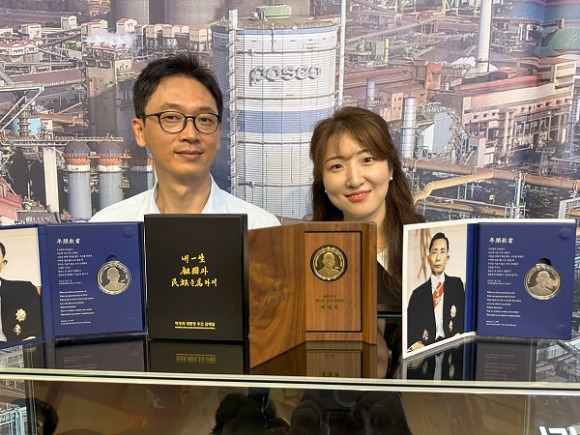 4일 포항제철소 종합 준공 50주년을 맞아 박정희 전 대통령을 추모하는 메달이 출시됐다. [사진=풍산화동양행]