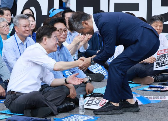 더불어민주당 소속 기초의원인 이경원 경산시의원이 지난 1일 오후 서울 중구 숭례문 일대에서 열린 '일본 후쿠시마 원전 오염수 해양투기 규탄 범국민대회'에서 발언을 마친 뒤 이재명 대표와 인사하고 있다. 연합뉴스