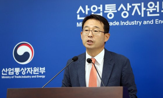 강감찬 산업통상자원부 무역안보정책관(투자정책관 직무대행)이 4일 오전 세종시 정부세종청사에서 2023년도 상반기 외국인직접투자 동향을 발표하고 있다. 뉴스1