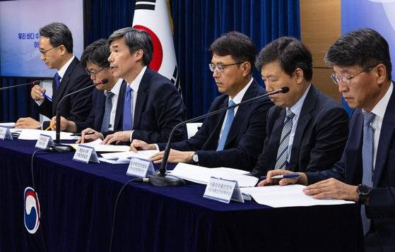 정부는 지난 5월 한국 전문가 시찰단의 후쿠시마 원전 방문을 통해 확보한 데이터를 바탕으로 별도의 안전성 검증 보고서를 작성하고 있다. 사진은 4일 오염수 방류 관련 일일 브리핑에 나선 박구연 국무조정실 1차장(왼쪽 세 번째). 연합뉴스
