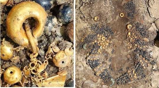 무덤 내부에서 금귀걸이(왼쪽)와 금과 은, 유리 등으로 만든 가슴걸이가 출토되는 장면. 국립경주문화재연구소 제공