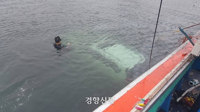 4일 오후 제주의 한 포구 인근에서 운전 연습을 하던 차량이 바다에 빠지는 사고가 발생했다.  제주동부소방서 제공