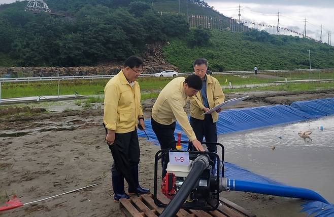 윤동욱 전북도 도민안전실장(가운데)이 4일 ‘2023 새만금 세계스카우트잼버리’ 야영장을 방문해 간이펌프장 가동 상황을 직접 점검하고 있다. 전북도 제공