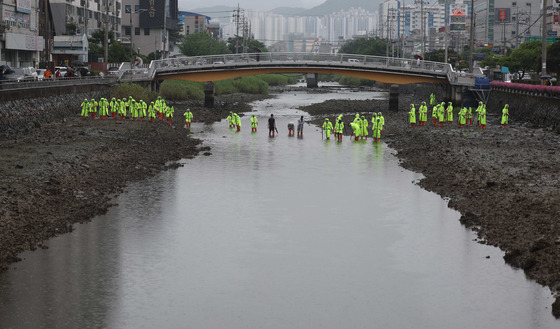 Police on Tuesday search for the body of an infant suspected to have been dumped in a stream in Geoje, South Gyeongsang in September last year. [YONHAP]