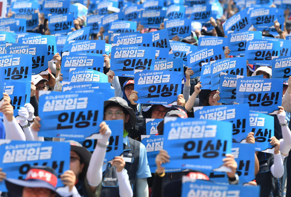 민주노총 서비스연맹 소속 특수고용노동자들이 3일 서울 종로구 동화면세점 앞에서 손팻말을 들고 실질임금 인상과 노조법 2·3조 개정 등을 촉구하고 있다. 민주노총은 이날부터 2주간 윤석열정권 퇴진 등을 촉구하는 총파업에 돌입한다고 밝혔다. 이한형 기자