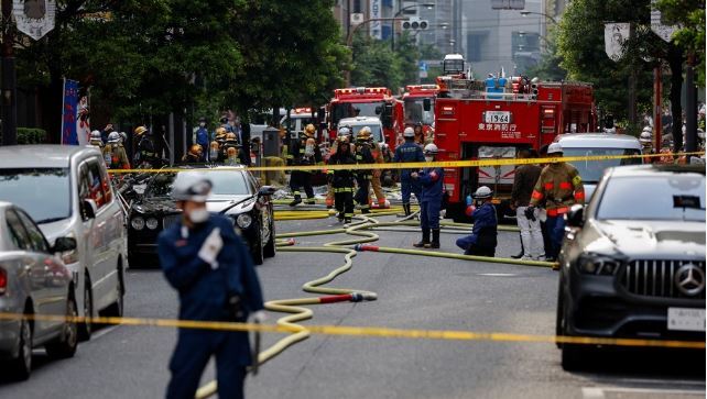 건물 폭발 현장서 수습 작업 중인 日 구조대원들 / 사진=연합뉴스