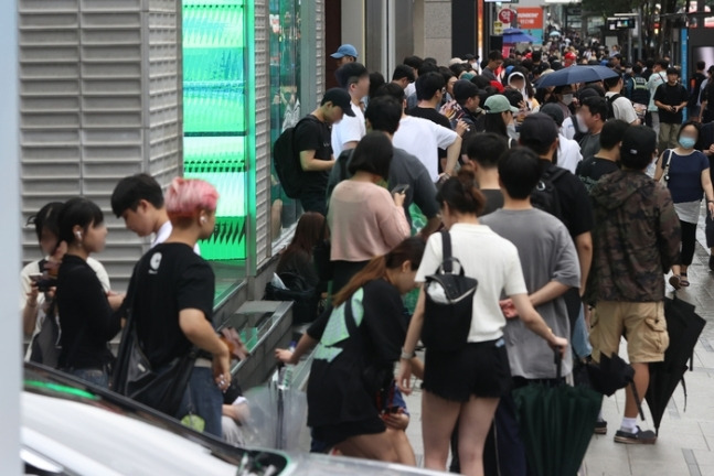 지난달 26일 오전 한국 첫 매장을 개점하는 미국 햄버거 브랜드 ‘파이브가이즈’ 강남점 앞에서 시민들이 햄버거를 구매하기 위해 줄을 서 있다. [사진 출처 = 연합뉴스]