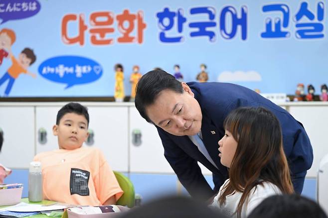 [서울=뉴시스] 윤석열 대통령이 방과 후 돌봄·교육 프로그램인 '늘봄학교' 참관을 위해 3일 경기도 수원 팔달구 수원초등학교를 방문해 한국어교육 프로그램을 참관하고 있다. (사진=대통령실 제공) 2023.07.03. *재판매 및 DB 금지